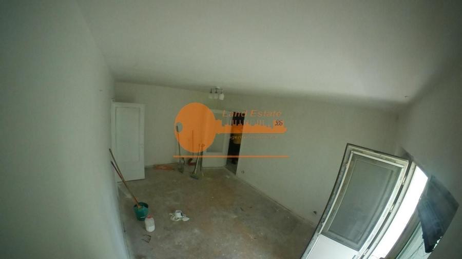 Apartament cu 3 camere semidecomandat în Rahova