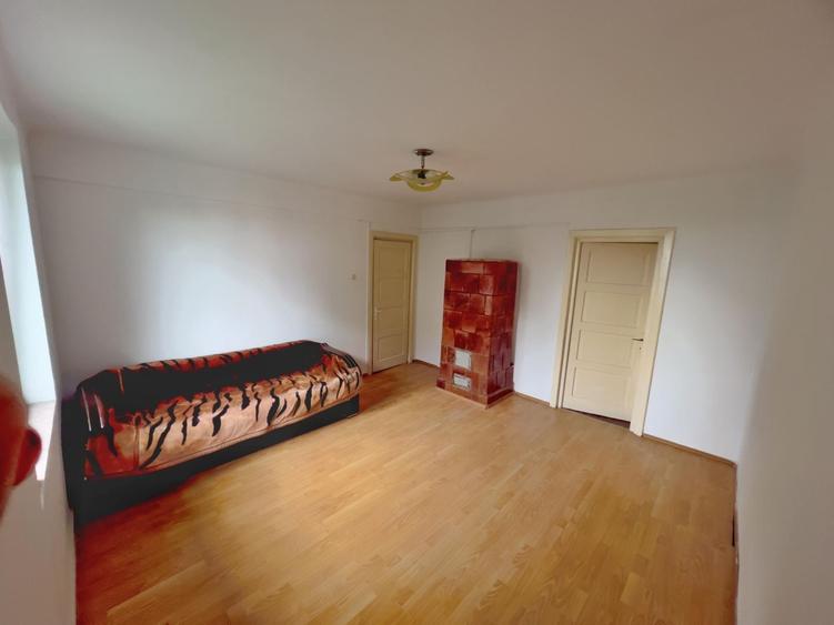 Apartament cu 3 camere semidecomandat în Cioceanu