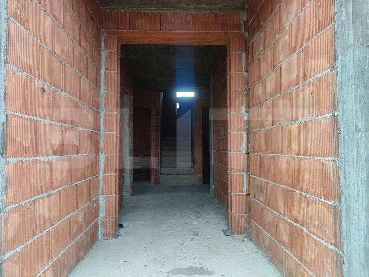 Casă individuală cu 8 camere cu Teren 770 Mp în Marginea