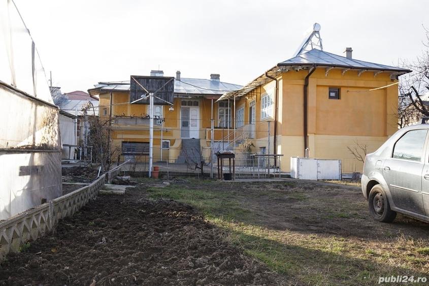 Casă cu 10 camere în Berești