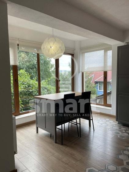 Apartament cu 5 camere semidecomandat, mobilat în Gruia