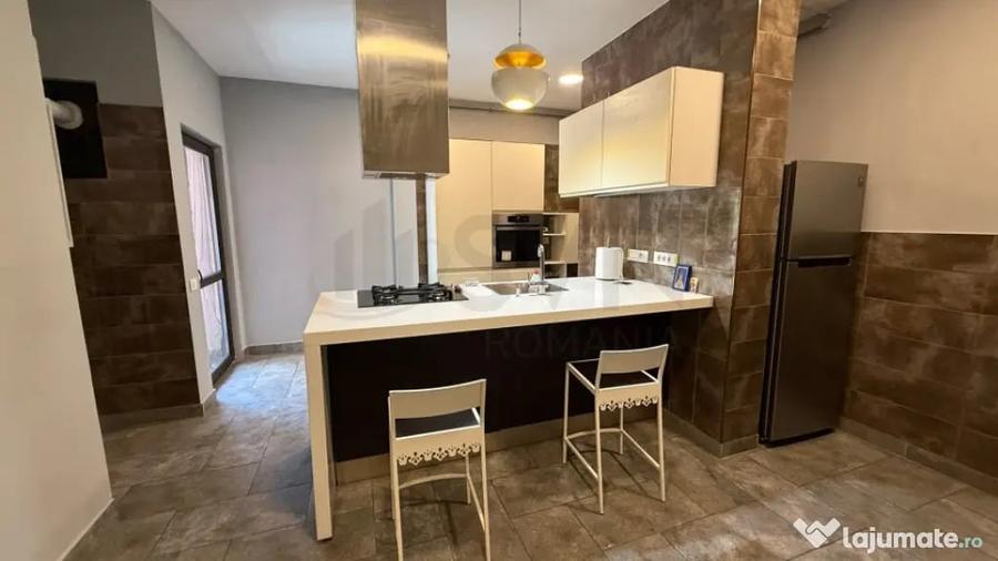 Apartament cu 5 camere decomandat în Victoriei