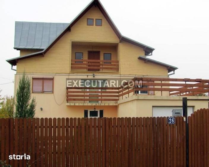 Casă cu 8 camere cu Teren 3100 Mp în Central