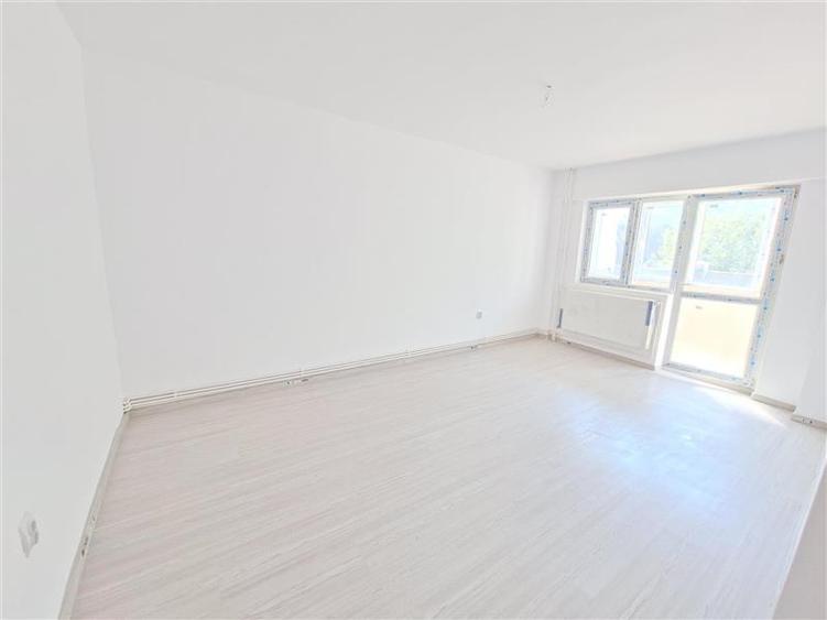 Apartament cu 3 camere decomandat în 9 Mai