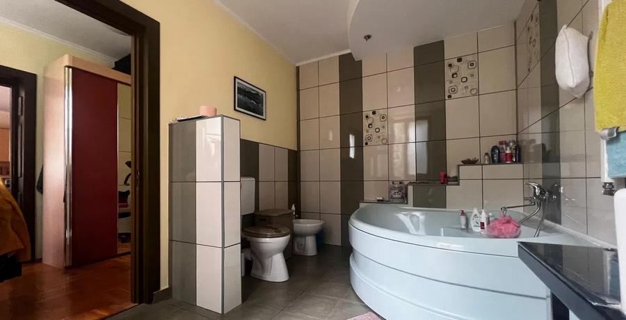 Casă individuală cu 5 camere cu Garaj în Hălchiu