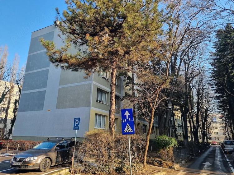 Apartament 4 camere, decomandat, centrala, bloc reabilitat, loc parcare ADP, boxa depozitare - 1