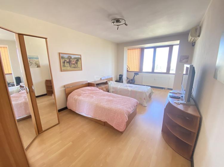 Apartament cu 3 camere semidecomandat, mobilat în Tineretului