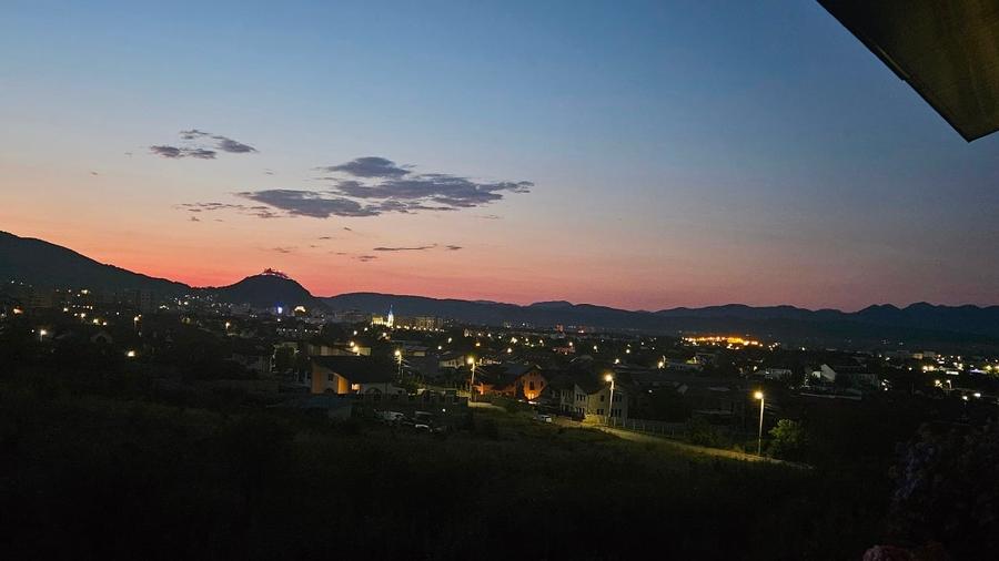 Apartament cu 4 camere decomandat, mobilat în Zăvoi