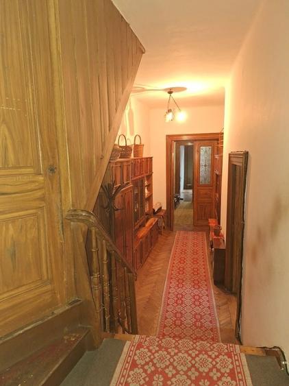 Casă cu 4 camere în Central