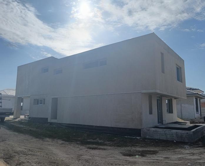 Casă cu 4 camere în Exterior Vest