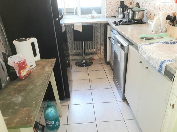 Apartament cu 3 camere semidecomandat în Colentina