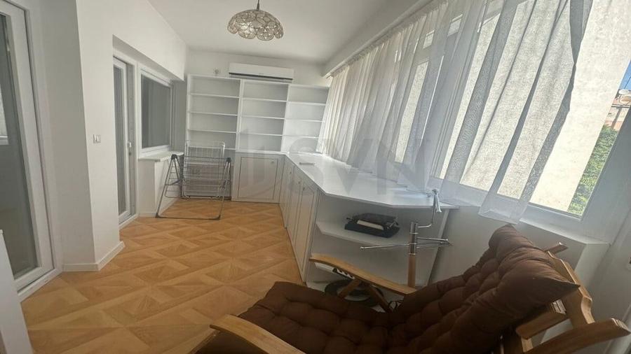 Apartament cu 3 camere semidecomandat în Cișmigiu