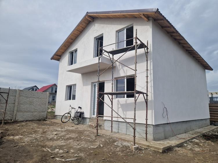 Casă cu 5 camere cu Teren 222 Mp în Lumina