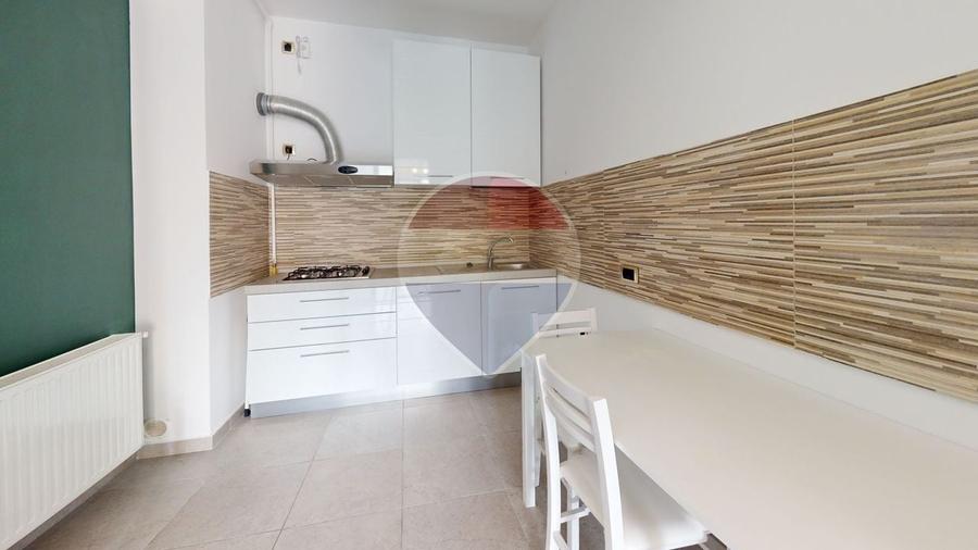 Apartament cu 2 camere decomandat în Tractorul