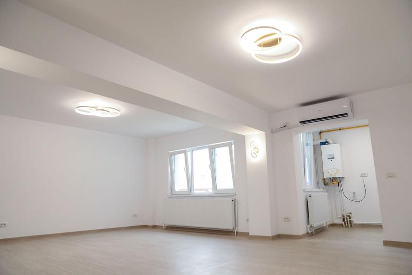 Apartament cu 4 camere decomandat în Central