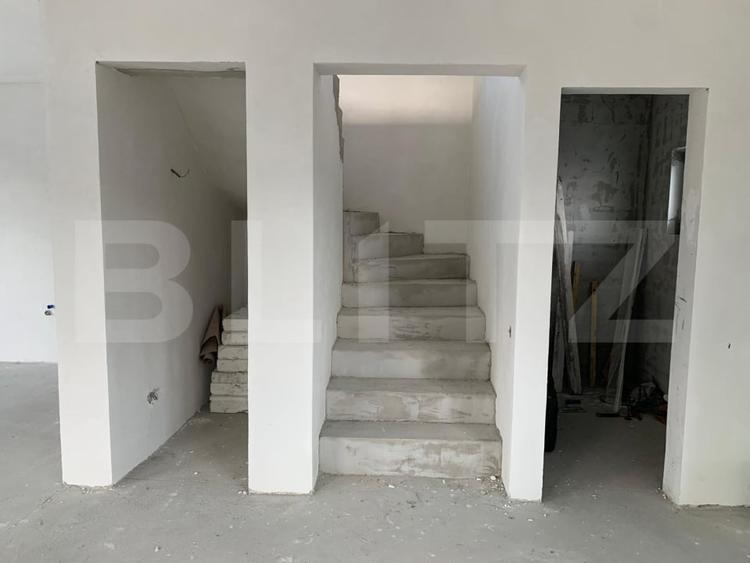 Casă individuală cu 4 camere cu Canalizare în Exterior Est