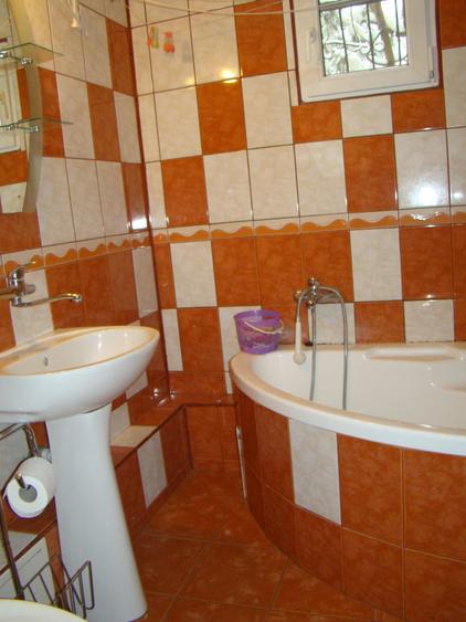 Apartament cu 4 camere decomandat în Rahova