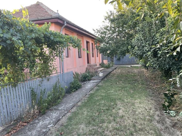 Casă cu 4 camere în Cârna