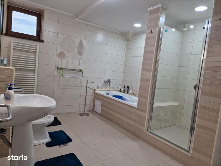 Casă cu 4 camere în Central