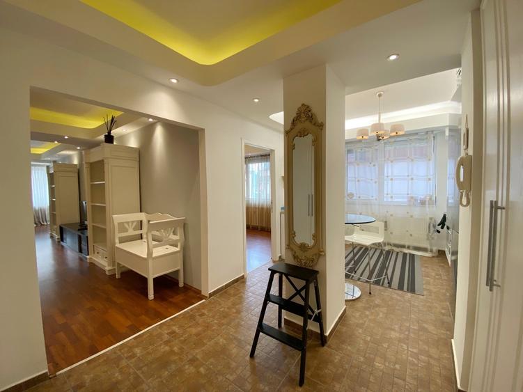 Apartament cu 3 camere semidecomandat în Aviatorilor