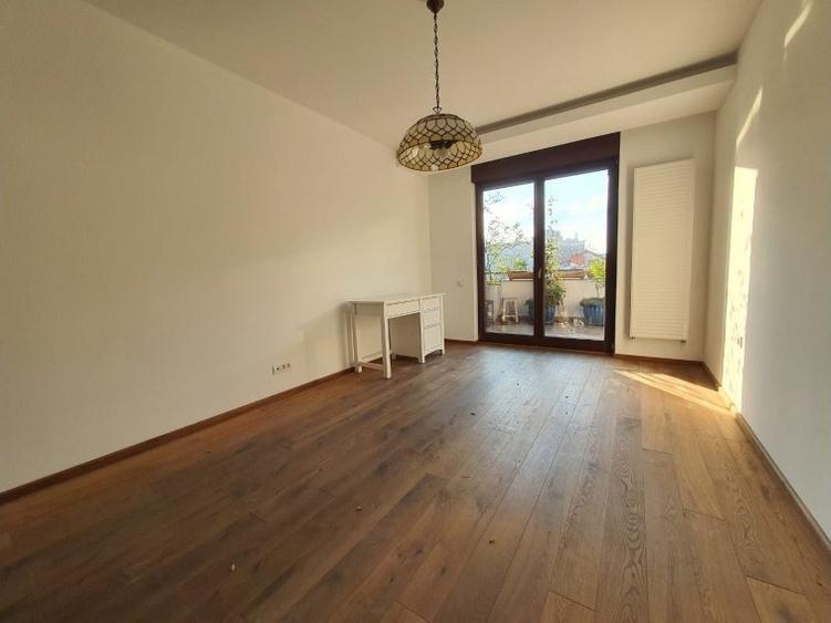 Apartament cu 4 camere în P-ța Romană