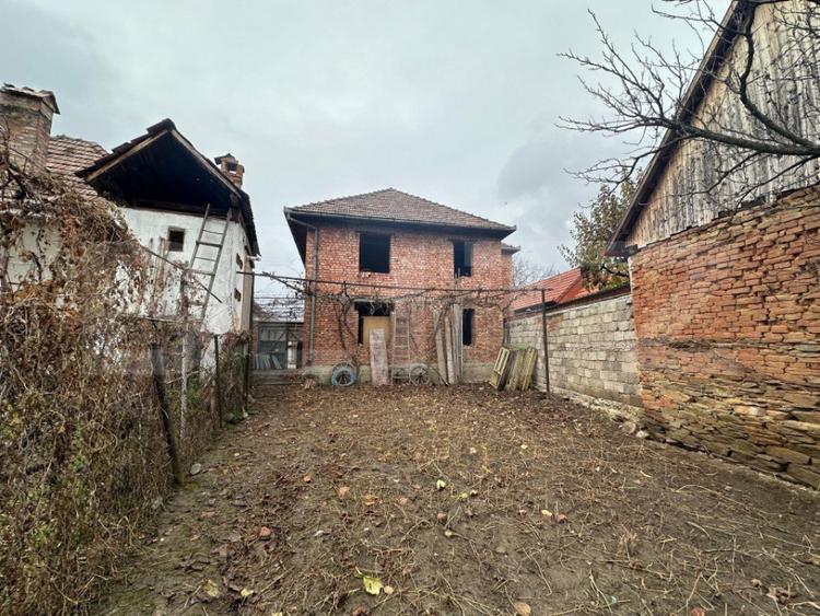Casă cu 5 camere cu Teren 240 Mp în Central