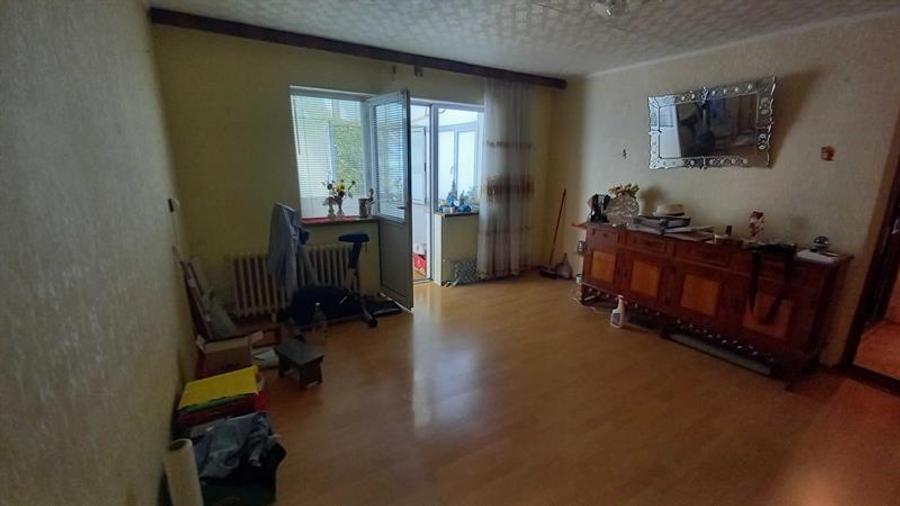 Apartament cu 2 camere semidecomandat, mobilat în Rovine