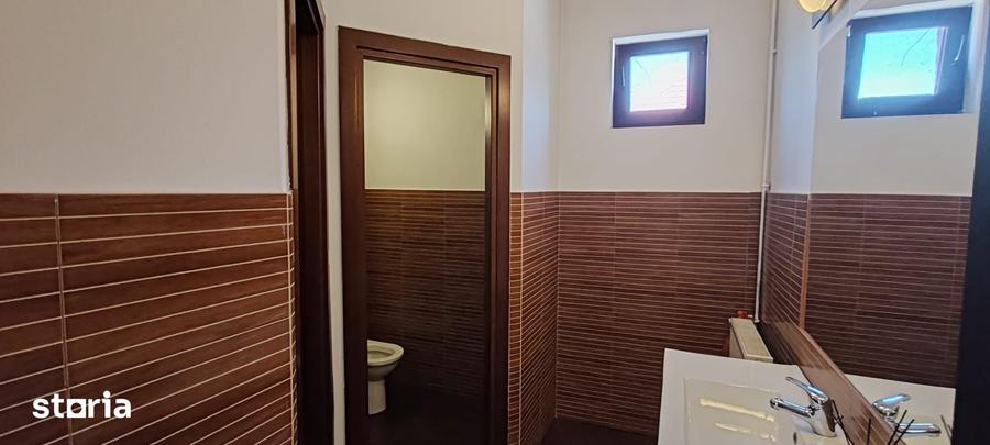 Casă cu 8 camere cu Teren 307 Mp în Primăverii