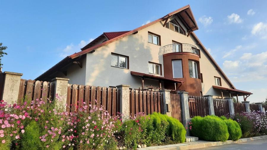 Casă individuală cu 17 camere cu Canalizare în Sânpetru