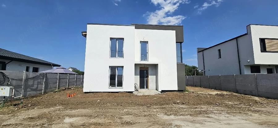 Casă cu Teren 363 Mp în Vidra