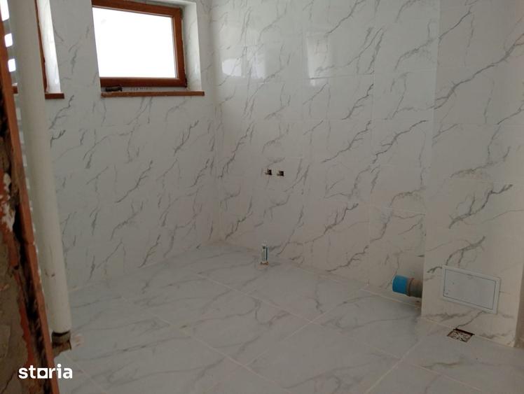 Casă cu 8 camere cu Teren 250 Mp în Fundeni