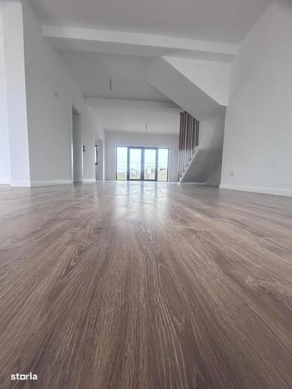 Casă cu 3 camere în Vladimirescu