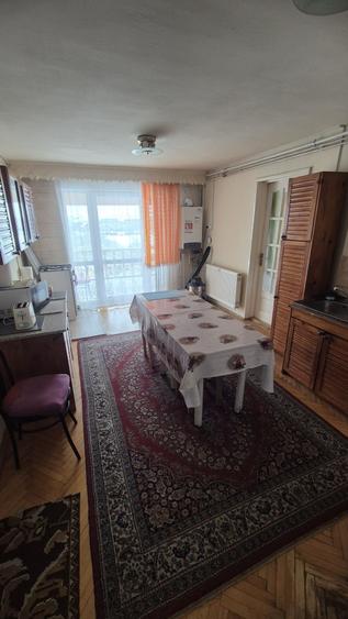 Apartament cu 3 camere semidecomandat în Dezmir