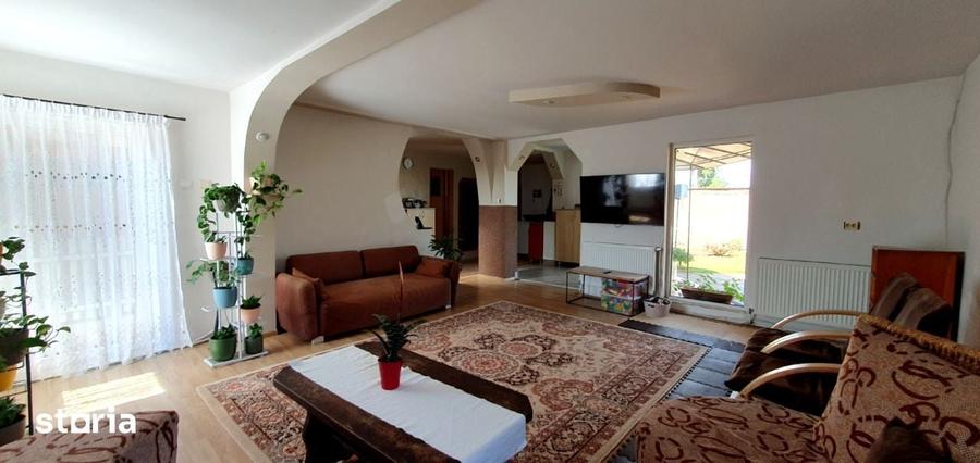 Casă cu 6 camere cu Teren 1000 Mp în Iosia