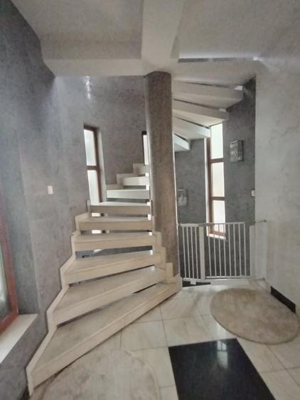 Casă individuală cu 7 camere cu Teren 527 Mp în Preajba