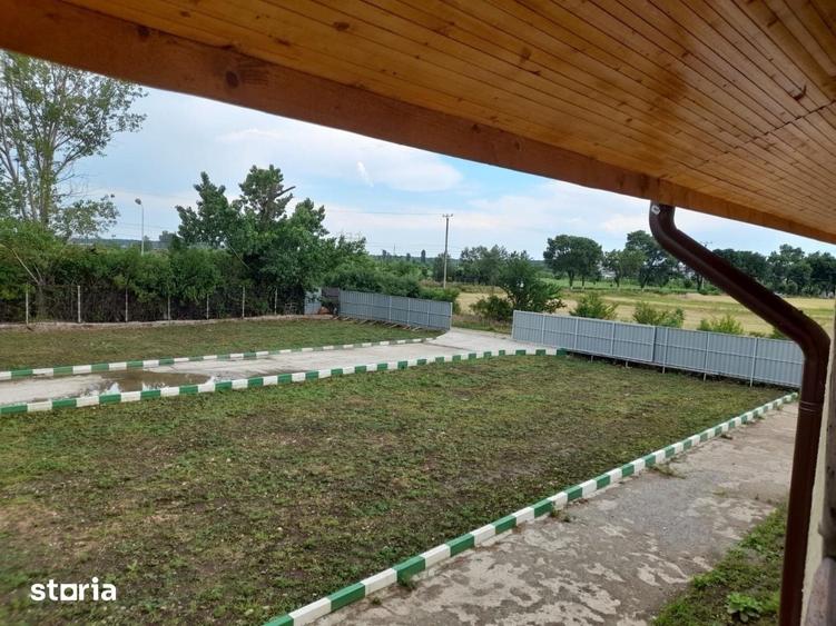 Spațiu comercial, de 1,000 mp, în Brazi