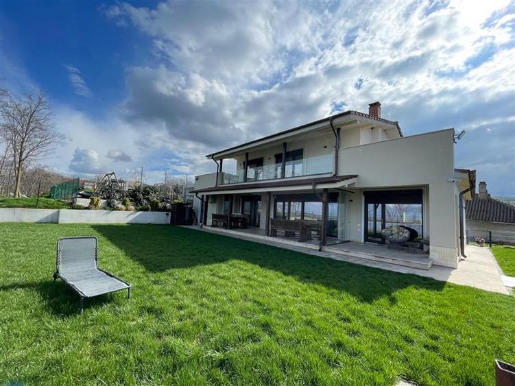 Casă individuală cu 4 camere cu Teren 1530 Mp în Somova