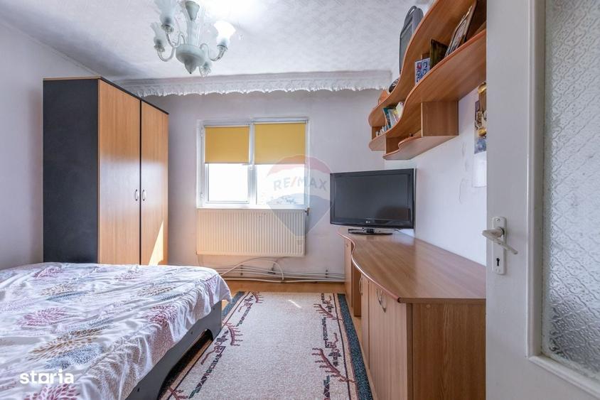 Apartament cu 3 camere decomandat, mobilat în Narcisa