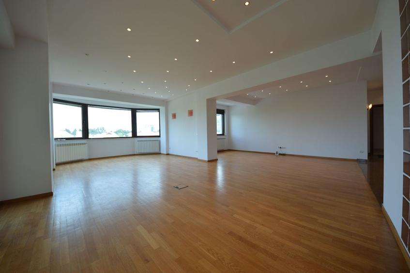 Apartament cu 4 camere decomandat în Kiseleff