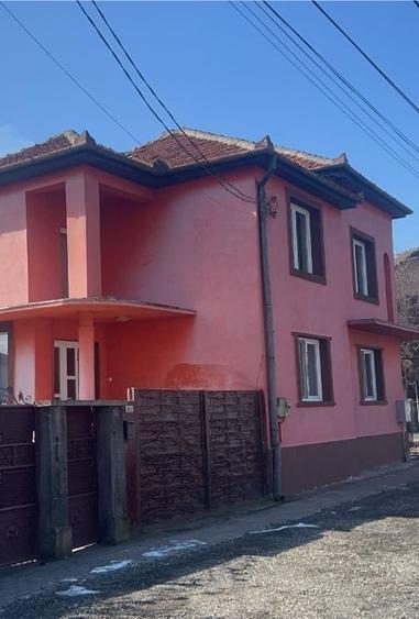 Casă individuală cu 5 camere cu Canalizare în Coșteiu