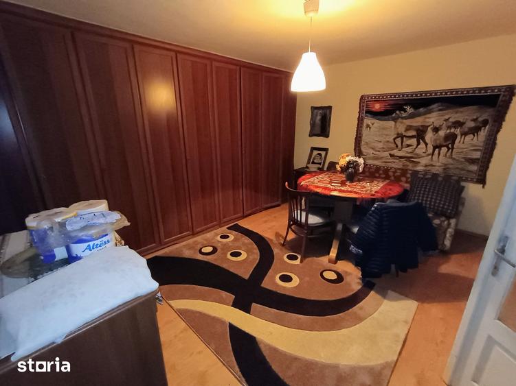 Casă cu 5 camere cu Teren 1100 Mp în Central