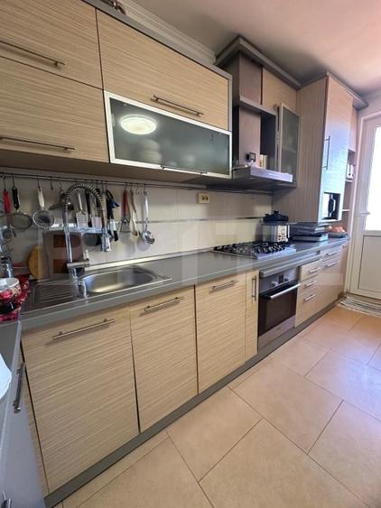 Apartament cu 3 camere decomandat, mobilat în 7 Noiembrie