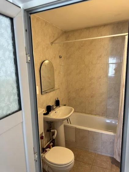Apartament cu 3 camere nedecomandat, mobilat în Podu Roș