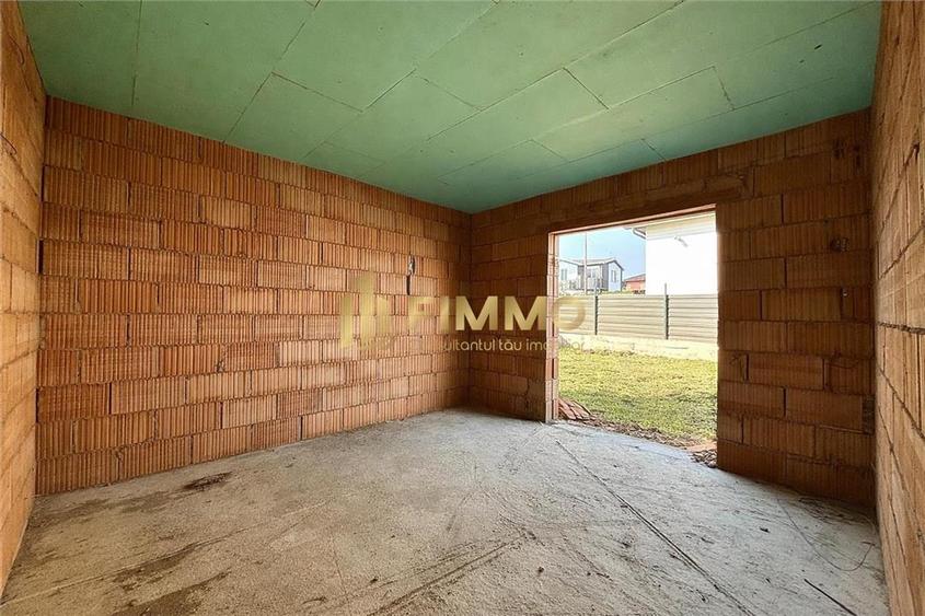 Casă individuală cu 3 camere cu Teren 500 Mp în Est