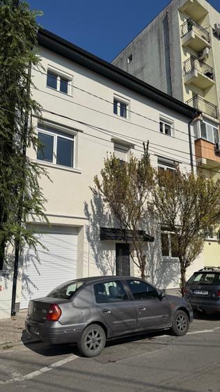 Casă individuală cu 9 camere cu Garaj în Cantemir