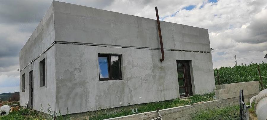 Casă cu 3 camere cu Teren 1000 Mp în Ciprian Porumbescu