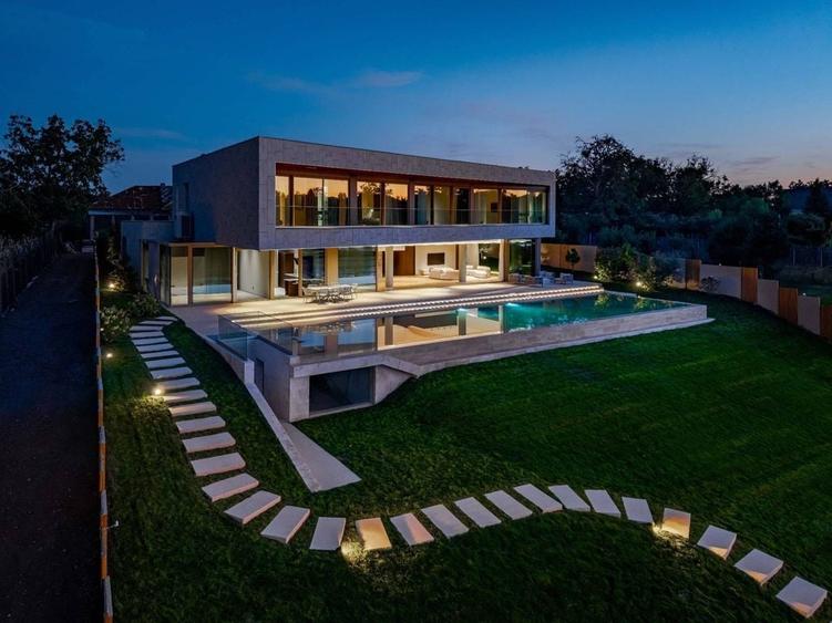 Casă individuală cu 7 camere cu Piscina în Ghermănești