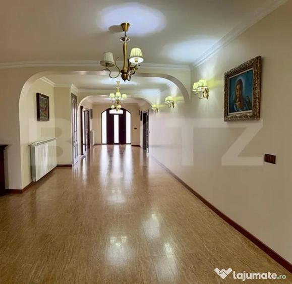 Casă cu 7 camere cu Teren 959 Mp în Central