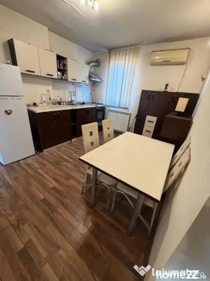 Apartament cu 3 camere decomandat în Calea București