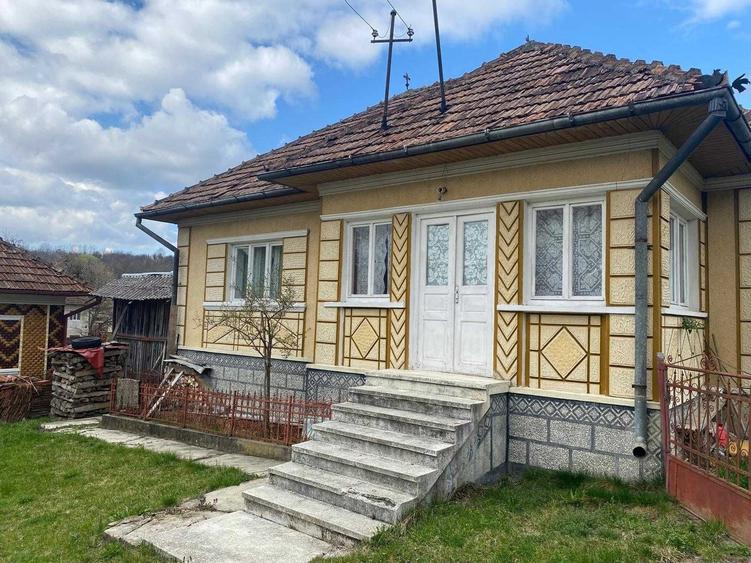 Casă cu 4 camere în Văleni